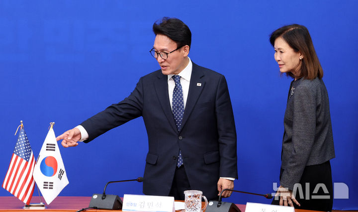 [서울=뉴시스] 고범준 기자 = 김민석 더불어민주당 대표가 15일 서울 여의도 국회에서 미셸 스틸 주한미국대사를 접견하기 전 자리를 안내하고 있다. 2026.09.15. bjko@newsis.com