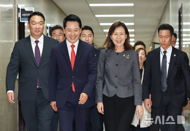 [서울=뉴시스] 김근수 기자 = 장동혁 국민의힘 대표와 미셸 스틸 주한미국대사가 15일 오후 서울 여의도 국회에서 접견하기 위해 이동하고 있다. 2026.09.15. ks@newsis.com
