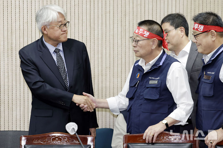 [서울=뉴시스] 최동준 기자 = 김정환(왼쪽) 서울시버스운송사업조합 이사장과 박점곤 전국자동차노동조합연맹 서울시버스노동조합 위원장이 15일 서울 영등포구 서울지방노동위원회에서 열린 서울시내버스 노사 2차조정회의에서 악수하고 있다. 2026.09.15. photocdj@newsis.com