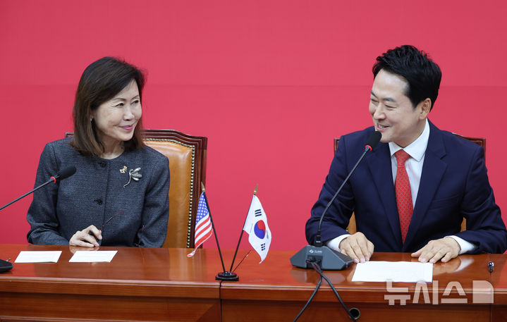 [서울=뉴시스] 최진석 기자 = 장동혁(오른쪽) 국민의힘 대표가 15일 여의도 국회에서 미쉘 스틸 주한미국대사를 접견하며 발언하고 있다. 2026.09.15. myjs@newsis.com