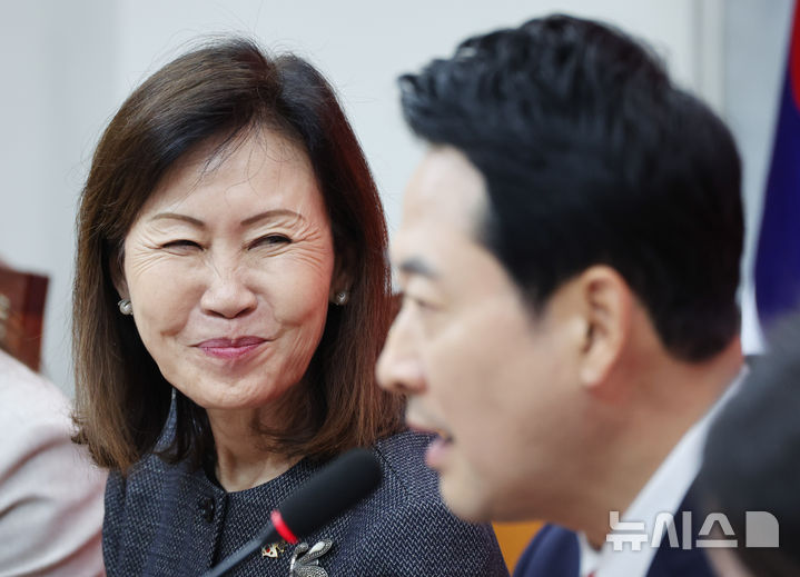 [서울=뉴시스] 최진석 기자 = 미쉘 스틸(왼쪽) 주한미국대사가 15일 여의도 국회에서 장동혁 국민의힘 대표와 면담하며 미소짓고 있다. 2026.09.15. myjs@newsis.com