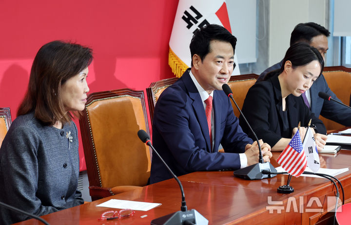 [서울=뉴시스] 최진석 기자 = 장동혁(왼쪽 두번째) 국민의힘 대표가 15일 여의도 국회에서 미쉘 스틸 주한미국대사를 접견하며 발언하고 있다. 2026.09.15. myjs@newsis.com
