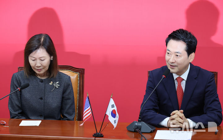 [서울=뉴시스] 최진석 기자 = 장동혁(오른쪽) 국민의힘 대표가 15일 여의도 국회에서 미쉘 스틸 주한미국대사를 접견하며 발언하고 있다. 2026.09.15. myjs@newsis.com
