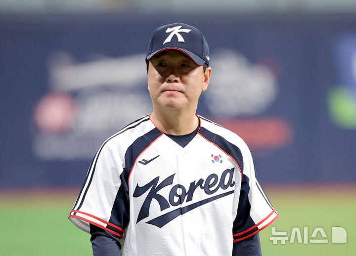 [서울=뉴시스] 김금보 기자 = 류지현 감독이 15일 서울 구로구 고척스카이돔에서 열린 2026 아이치·나고야 아시안게임 야구 대표팀 공개훈련에서 선수들을 지켜보고 있다. 2026.09.15. kgb@newsis.com