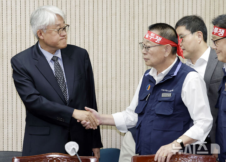 [서울=뉴시스] 최동준 기자 = 김정환(왼쪽) 서울시버스운송사업조합 이사장과 박점곤 전국자동차노동조합연맹 서울시버스노동조합 위원장이 15일 서울 영등포구 서울지방노동위원회에서 열린 서울시내버스 노사 2차조정회의에서 악수하고 있다. 2026.09.15. photocdj@newsis.com