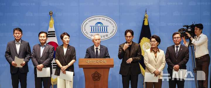 [서울=뉴시스] 정병혁 기자 = 양부남 더불어민주당 의원을 비롯한 법률위원회 소속 의원들이 15일 서울 여의도 국회 소통관에서 이진숙 의원에 대해 5.18 민주화운동법 위반 등 혐의 고발 관련 기자회견을 하고 있다. 2026.09.15. jhope@newsis.com