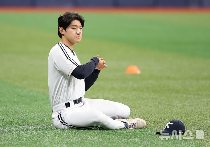 [서울=뉴시스] 김금보 기자 = 김도영이 15일 서울 구로구 고척스카이돔에서 열린 2026 아이치·나고야 아시안게임 야구 대표팀 공개훈련에서 워밍업을 하고 있다. 2026.09.15. kgb@newsis.com