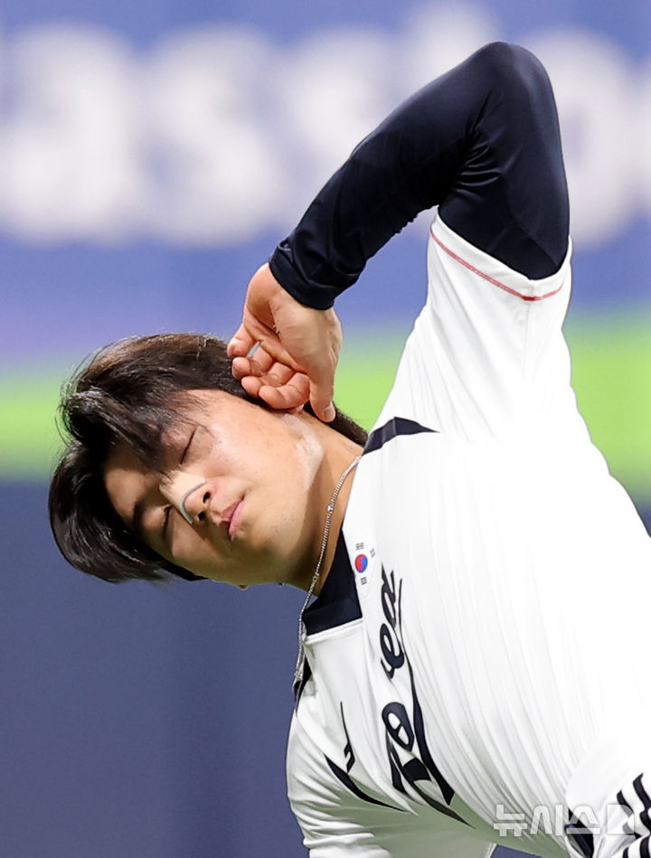 [서울=뉴시스] 김금보 기자 = 김도영이 15일 서울 구로구 고척스카이돔에서 열린 2026 아이치·나고야 아시안게임 야구 대표팀 공개훈련에서 워밍업을 하고 있다. 2026.09.15. kgb@newsis.com