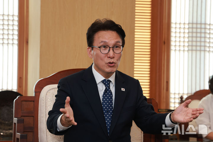 [서울=뉴시스] 국회사진기자단 = 김민석 더불어민주당 대표가 15일 오후 서울 종로구 조계사에서 대한불교조계종 총무원장 진우스님을 예방하며 환담을 나누고 있다. 2026.09.15. photo@newsis.com