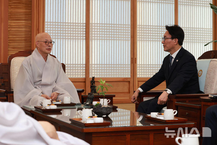 [서울=뉴시스] 국회사진기자단 = 김민석 더불어민주당 대표가 15일 오후 서울 종로구 조계사에서 대한불교조계종 총무원장 진우스님을 예방하며 환담을 나누고 있다. 2026.09.15. photo@newsis.com