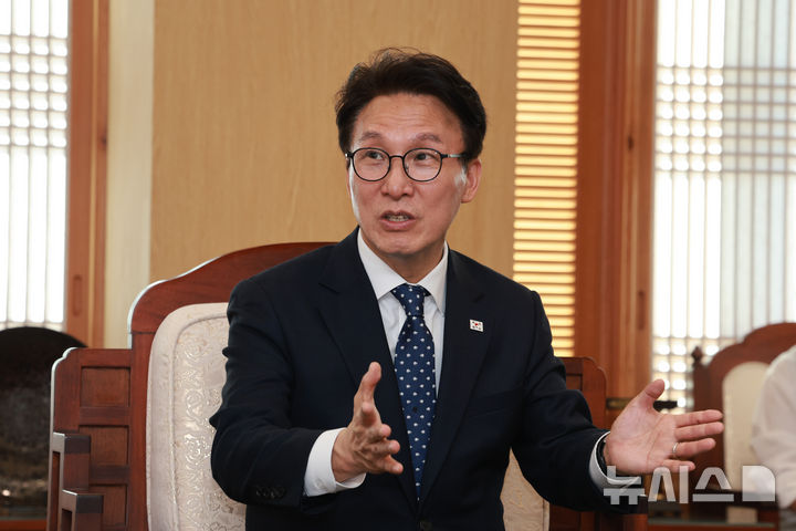 [서울=뉴시스] 국회사진기자단 = 김민석 더불어민주당 대표가 15일 오후 서울 종로구 조계사에서 대한불교조계종 총무원장 진우스님을 예방하며 환담을 나누고 있다. 2026.09.15. photo@newsis.com