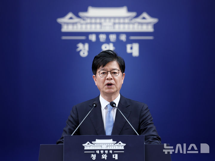 [서울=뉴시스] 김진아 기자= 성기홍 홍보소통수석이 15일 청와대에서 오는 18일 예정된 이재명 대통령 기자회견 관련 브리핑을 하고 있다. 2026.09.15. bluesoda@newsis.com