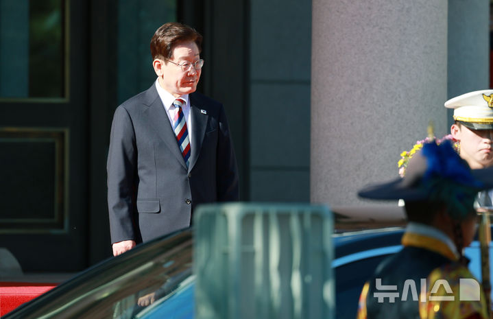 [서울=뉴시스] 조성봉 기자= 이재명 대통령이 15일 청와대에서 열린 공식환영식에서 카심-조마르트 토카예프 카자흐스탄 대통령을 영접하기 위해 기다리고 있다. 2026.09.15. suncho21@newsis.com