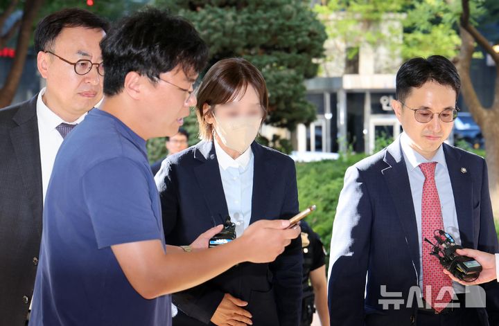 [서울=뉴시스] 박주성 기자 = '코로나19 신약 임상시험 승인 청탁 의혹' 뇌물공여약속 등 혐의를 받고 있는 양수진씨가 15일 서울 서부지방법원에서 열린 공판에 출석하고 있다. 2026.09.15. park7691@newsis.com