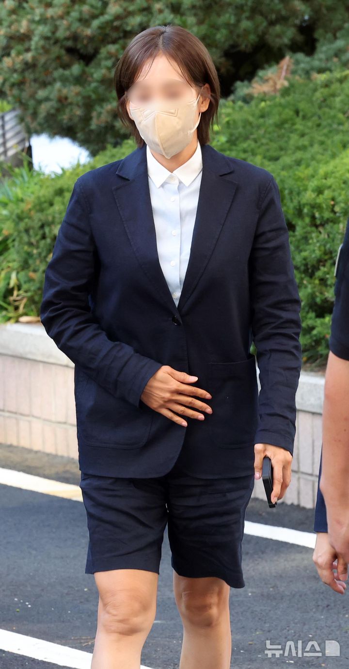 [서울=뉴시스] 박주성 기자 = '코로나19 신약 임상시험 승인 청탁 의혹' 뇌물공여약속 등 혐의를 받고 있는 양수진씨가 15일 서울 서부지방법원에서 열린 공판에 출석하고 있다. 2026.09.15. park7691@newsis.com