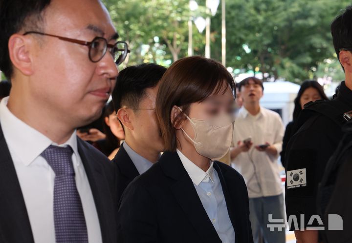 [서울=뉴시스] 박주성 기자 = '코로나19 신약 임상시험 승인 청탁 의혹' 뇌물공여약속 등 혐의를 받고 있는 양수진씨가 15일 서울 서부지방법원에서 열린 공판에 출석하고 있다. 2026.09.15. park7691@newsis.com