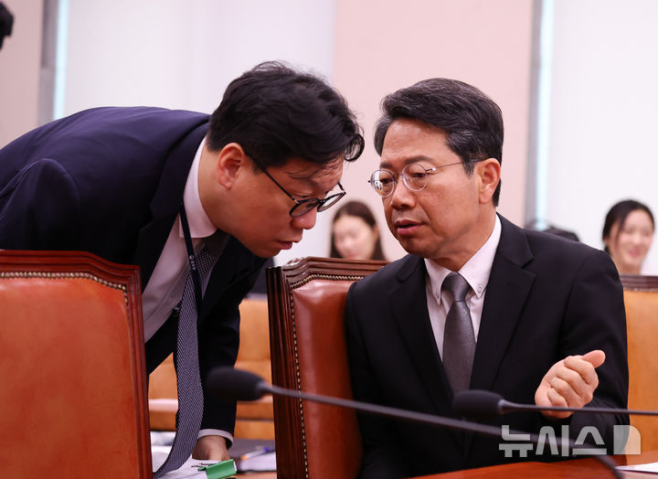 [서울=뉴시스] 김근수 기자 = 김승원 법무부 장관 후보가 15일 오후 서울 여의도 국회에서 열린 제439회 국회(정기회) 법제사법위원회 국무위원후보자(법무부장관 김승원) 인사청문회에서 보좌관과 이야기를 나누고 있다. 2026.09.15. ks@newsis.com