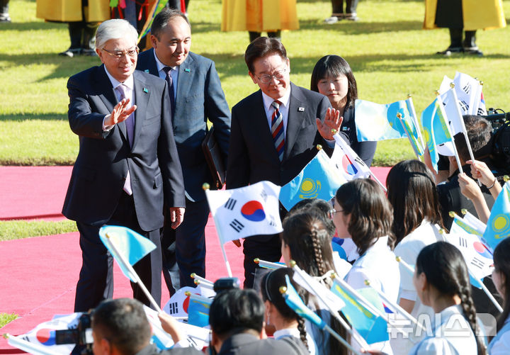 [서울=뉴시스] 조성봉 기자= 이재명 대통령과 카심-조마르트 토카예프 카자흐스탄 대통령이 15일 청와대에서 열린 공식환영식에서 어린이 환영단과 인사하고 있다. 2026.09.15. suncho21@newsis.com