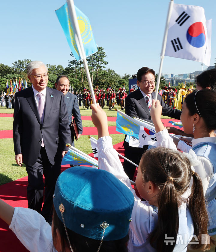 [서울=뉴시스] 조성봉 기자= 이재명 대통령과 카심-조마르트 토카예프 카자흐스탄 대통령이 15일 청와대에서 열린 공식환영식에서 어린이 환영단과 인사하고 있다. 2026.09.15. suncho21@newsis.com