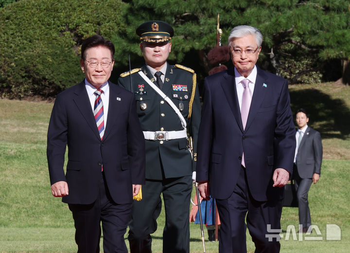 [서울=뉴시스] 조성봉 기자= 이재명 대통령과 카심-조마르트 토카예프 카자흐스탄 대통령이 15일 청와대에서 열린 공식환영식에서 의장대를 사열하고 있다. 2026.09.15. suncho21@newsis.com