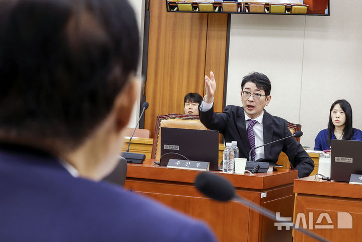 [서울=뉴시스] 정병혁 기자 = 주진우 국민의힘 의원이 15일 서울 여의도 국회 법제사법위원회에서 열린 김승원 법무부장관 후보자 인사청문회에서 박지원 더불어민주당 의원의 발언에 항의하고 있다. 2026.09.15. jhope@newsis.com