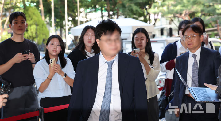 [서울=뉴시스] 박주성 기자 = 코로나19 신약 임상시험 승인 청탁 의혹' 뇌물공여약속 등 혐의를 받고 있는 강세찬 제넨셀 창업자가 15일 오후 서울 서부지방법원에서 열린 공판에 출석하고 있다. 2026.09.15. park7691@newsis.com