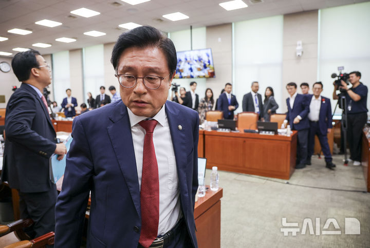 [서울=뉴시스] 정병혁 기자 = 김형수 국회 법제사법위원회 야당 간사를 비롯한 국민의힘 의원들이 15일 서울 여의도 국회 법제사법위원회에서 열린 김승원 법무부 장관 인사청문회에서 더불어민주당 의원들에게 항의하고 있다. 2026.09.15. jhope@newsis.com