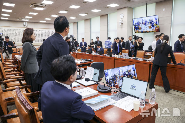 [서울=뉴시스] 정병혁 기자 = 김형수 국회 법제사법위원회 야당 간사를 비롯한 국민의힘 의원들이 15일 서울 여의도 국회 법제사법위원회에서 열린 김승원 법무부 장관 인사청문회에서 더불어민주당 의원들에게 항의하고 있다. 2026.09.15. jhope@newsis.com