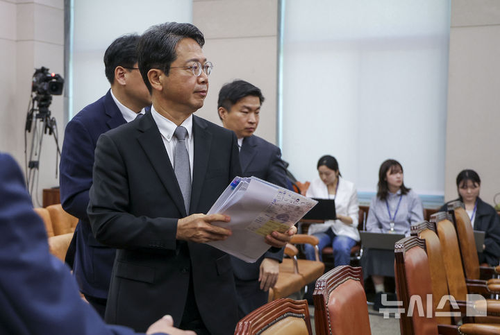 [서울=뉴시스] 정병혁 기자 = 김승원 법무부장관 후보자가 15일 서울 여의도 국회 법제사법위원회에서 열린 인사청문회가 정회되자 이동하고 있다. 2026.09.15. jhope@newsis.com