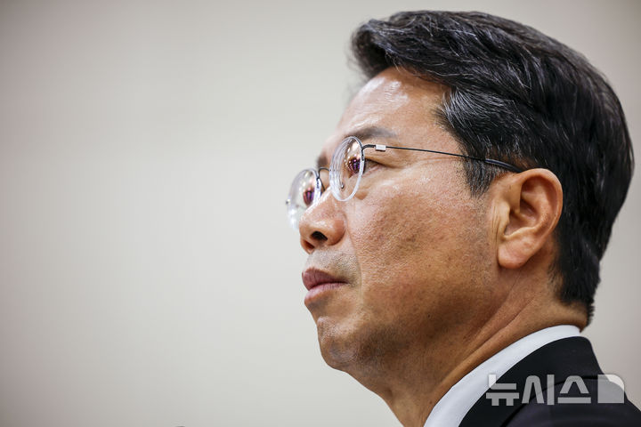 [서울=뉴시스] 정병혁 기자 = 김승원 법무부장관 후보자가 15일 서울 여의도 국회 법제사법위원회에서 열린 인사청문회에서 의원들을 바라보고 있다. 2026.09.16. jhope@newsis.com