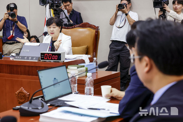 [서울=뉴시스] 정병혁 기자 = 서영교 국회 법제사법위원장이 지난 15일 서울 여의도 국회 법제사법위원회에서 열린 김승원 법무부 장관 인사청문회에서 국민의힘 의원들의 항의에 답변하고 있다. 2026.09.19. jhope@newsis.com