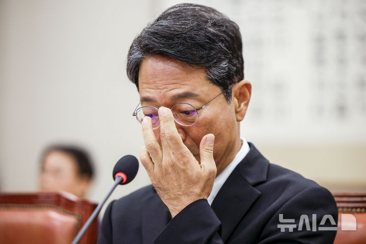 [서울=뉴시스] 정병혁 기자 = 김승원 법무부장관 후보자가 15일 서울 여의도 국회 법제사법위원회에서 열린 인사청문회에서 얼굴을 만지고 있다. 2026.09.15. jhope@newsis.com