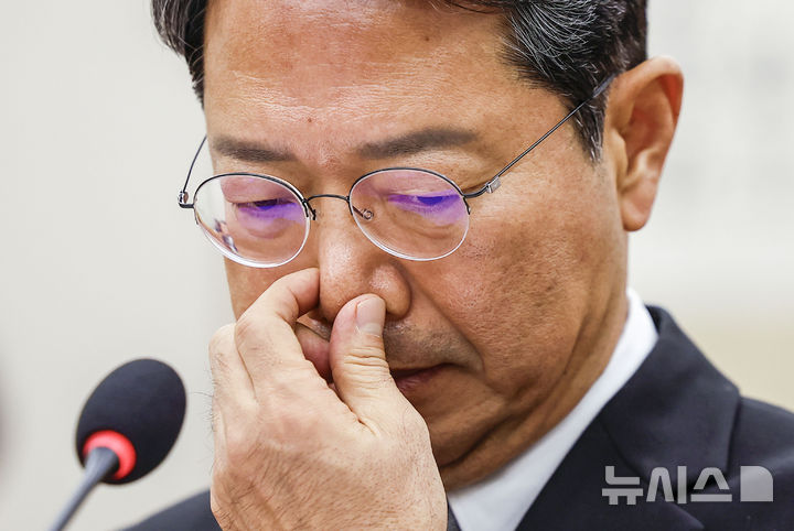 [서울=뉴시스] 정병혁 기자 = 김승원 법무부 장관 후보자가 변호사 시절 식약처 로비 의혹에 연루된 정인재 부장판사가 심리한 사건을 수임했던 것으로 확인됐다. 사진은 김 후보자가 지난 15일 서울 여의도 국회 법제사법위원회에서 열린 인사청문회에서 얼굴을 만지고 있는 모습. 2026.09.16. jhope@newsis.com