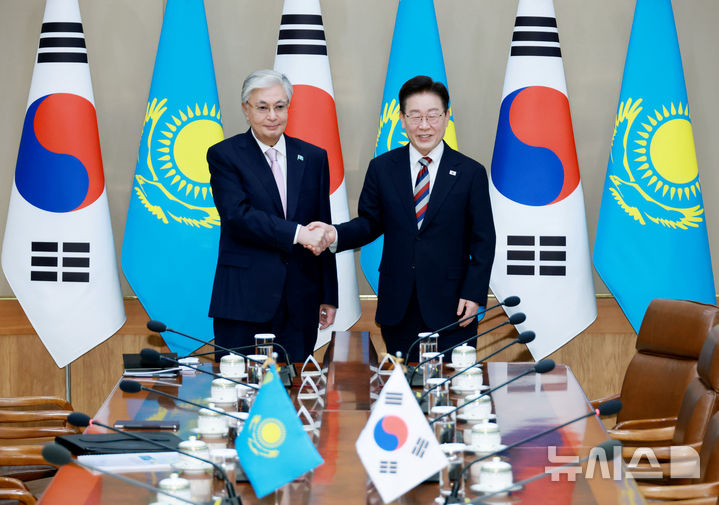 [서울=뉴시스] 조성봉 기자= 이재명 대통령과 카심-조마르트 토카예프 카자흐스탄 대통령이 15일 청와대에서 확대 정상회담에 앞서 기념촬영을 하고 있다. 2026.09.15. suncho21@newsis.com