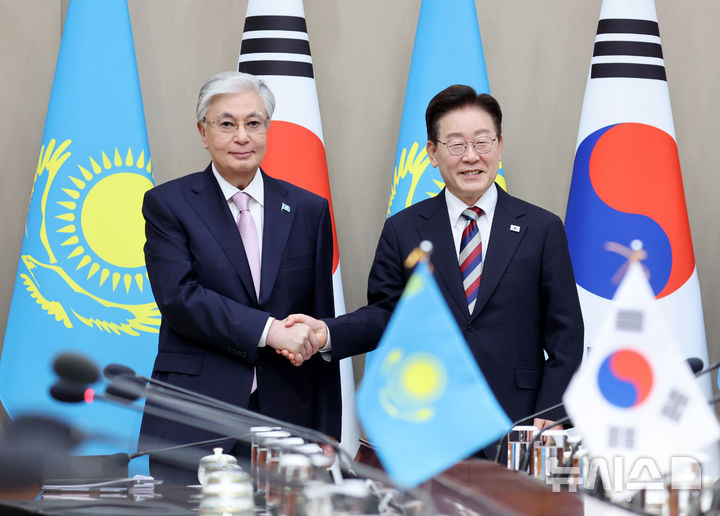 [서울=뉴시스] 조성봉 기자= 이재명 대통령과 카심-조마르트 토카예프 카자흐스탄 대통령이 15일 청와대에서 확대 정상회담에 앞서 기념촬영을 하고 있다. 2026.09.15. suncho21@newsis.com
