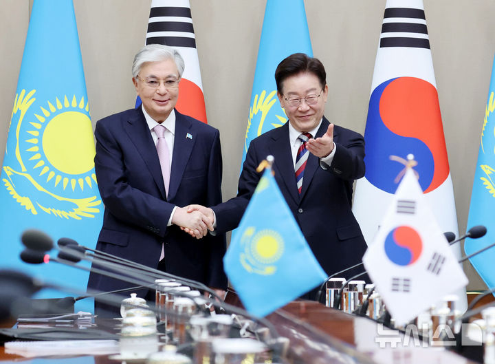 [서울=뉴시스] 조성봉 기자= 이재명 대통령이 15일 청와대에서 확대 확대 정상회담에 앞서 카심-조마르트 토카예프 카자흐스탄 대통령과 기념촬영을 마친 뒤 자리를 안내하고 있다. 2026.09.15. suncho21@newsis.com