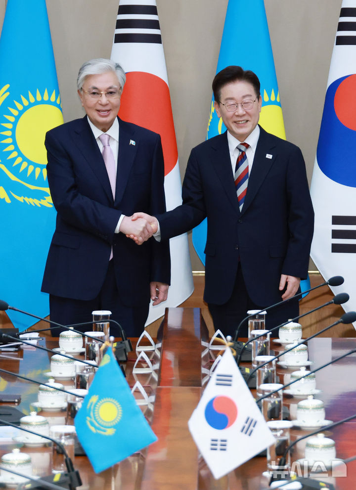 [서울=뉴시스] 조성봉 기자= 이재명 대통령과 카심-조마르트 토카예프 카자흐스탄 대통령이 15일 청와대에서 확대 정상회담에 앞서 기념촬영을 하고 있다. 2026.09.15. suncho21@newsis.com