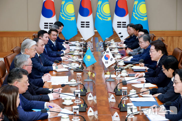 [서울=뉴시스] 조성봉 기자= 이재명 대통령이 15일 청와대에서 카심-조마르트 토카예프 카자흐스탄 대통령과의 확대 정상회담에서 발언하고 있다. 2026.09.15. suncho21@newsis.com