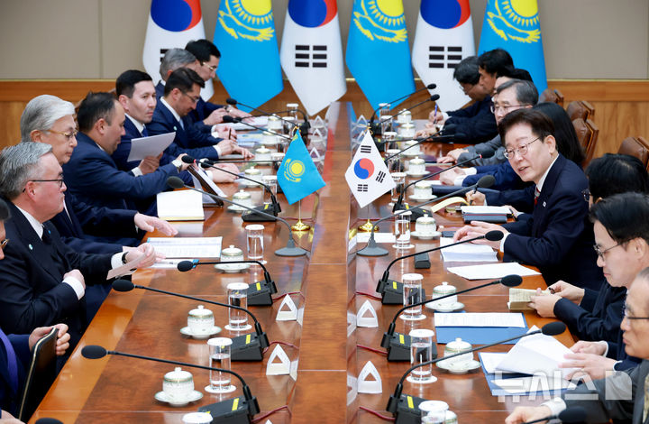 [서울=뉴시스] 조성봉 기자= 이재명 대통령이 15일 청와대에서 카심-조마르트 토카예프 카자흐스탄 대통령과의 확대 정상회담에서 발언하고 있다. 2026.09.15. suncho21@newsis.com