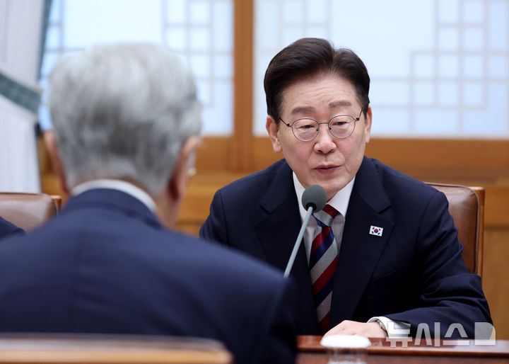 [서울=뉴시스] 조성봉 기자= 이재명 대통령이 15일 청와대에서 카심-조마르트 토카예프 카자흐스탄 대통령과의 확대 정상회담에서 발언하고 있다. 2026.09.15. suncho21@newsis.com