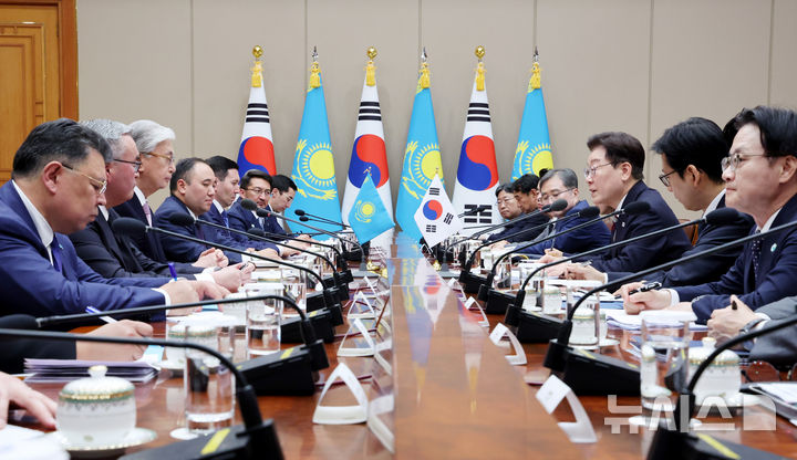 [서울=뉴시스] 조성봉 기자= 이재명 대통령이 15일 청와대에서 카심-조마르트 토카예프 카자흐스탄 대통령과의 확대 정상회담에서 발언하고 있다. 2026.09.15. suncho21@newsis.com