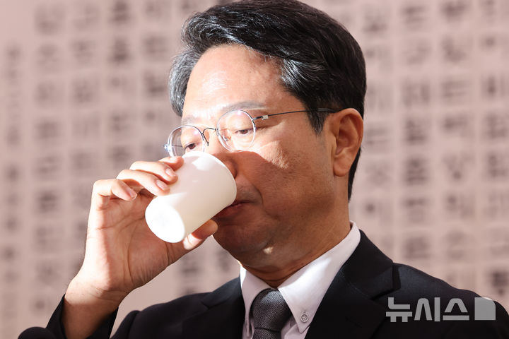 [서울=뉴시스] 최진석 기자 = 김승원 법무부 장관 후보가 15일 여의도 국회에서 열린 제439회 국회(정기회) 법제사법위원회 국무위원후보자(법무부장관 김승원) 인사청문회에서 물을 마시고 있다. 2026.09.15. myjs@newsis.com