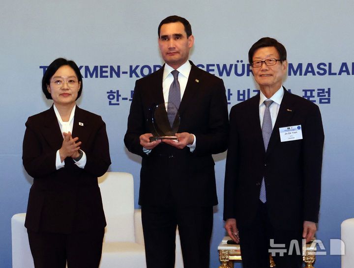 [서울=뉴시스] 김선웅 기자 = 윤진식 한국무역협회장이15일 서울 중구 롯데호텔에서 열린 한·투르크메니스탄 비즈니스 포럼에서 세르다르 베르디무하메도프 투르크메니스탄 대통령에게 감사패를 전달한 후 기념촬영 하고 있다. 왼쪽은 한성숙 국무총리. (공동취재) 2026.09.15. photo@newsis.com