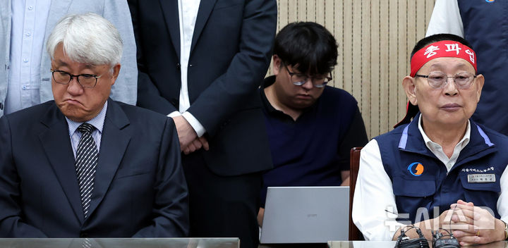 [서울=뉴시스] 박주성 기자 = 김정환 서울시버스사업조합 이사장(왼쪽)과 박점곤 서울시버스노동조합 위원장이 15일 오후 서울 영등포구 서울지방노동위원회에서 재개된 제2차 조정회의에서 참석하고 있다. 2026.09.15. park7691@newsis.com