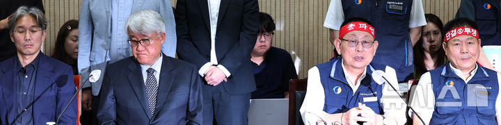 [서울=뉴시스] 박주성 기자 = 김정환 서울시버스사업조합 이사장(왼쪽에서 두번째)과 박점곤 서울시버스노동조합 위원장이 15일 오후 서울 영등포구 서울지방노동위원회에서 재개된 제2차 조정회의에서 각자 발언을 하고 있다. 2026.09.15. park7691@newsis.com