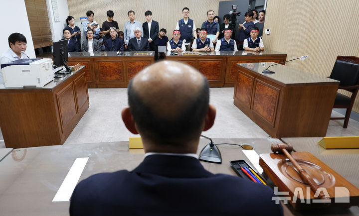 [서울=뉴시스] 박주성 기자 = 김정환 서울시버스사업조합 이사장과 박점곤 서울시버스노동조합 위원장이 15일 오후 서울 영등포구 서울지방노동위원회에서 재개된 제2차 조정회의에서 참석하고 있다. 2026.09.15. park7691@newsis.com