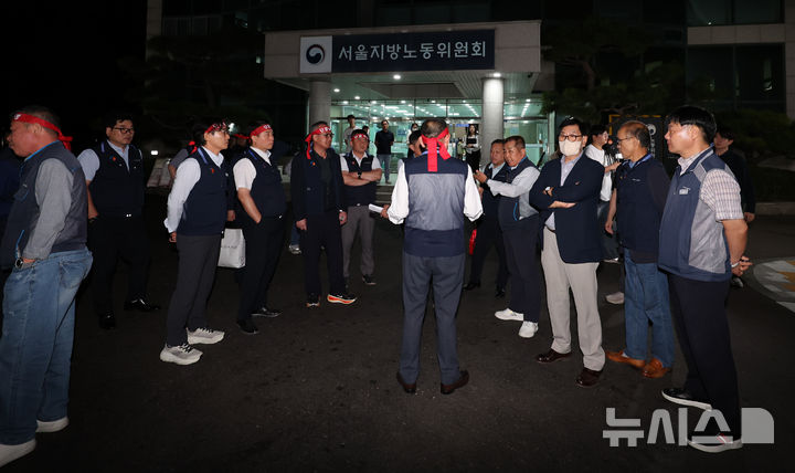 [서울=뉴시스] 박주성 기자 = 박점곤(가운데) 서울 시버스노동조합 위원장이 15일 오후 서울 영등포구 서울지방노동위원회에서 재개된 제2차 조정회의에서 협상이 결렬된 후 노조원들에게 상황 설명을 하고 있다. 2026.09.15. park7691@newsis.com