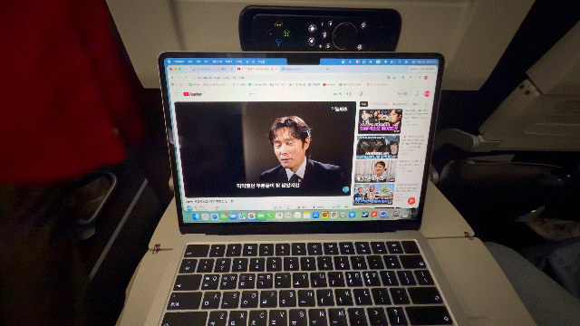 [프랑크푸르트·서울=뉴시스] 김민성 기자 = 15일 독일 프랑크푸르트에서 인천으로 향하는 아시아나항공 OZ542편에서 스타링크를 통해 노트북 와이파이를 연결한 모습. 2026.09.15. kms@newsis.com. *재판매 및 DB 금지