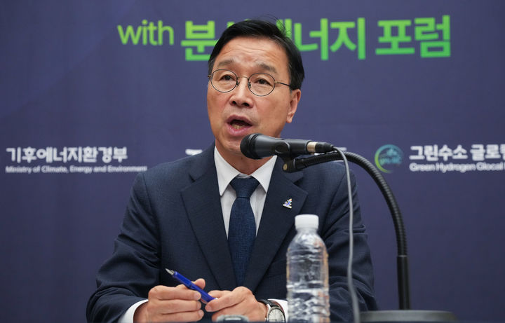 [제주=뉴시스] 위성곤 제주특별자치도지사가 15일 제주국제컨벤션센터(ICC)에서 열린 기후에너지환경부 출입기자단 인터뷰에서 기자들의 질문에 답하고 있다. (사진=제주도청 제공) *재판매 및 DB 금지