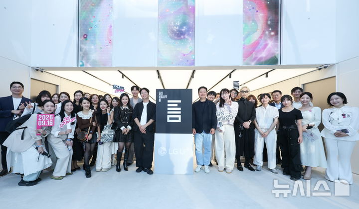 [서울=뉴시스] 윤현성 기자 = LG유플러스가 서울 강남역 복합문화공간 'U+일상비일상의틈'을 고객 참여형 아트 플랫폼으로 재단장한다고 16일 밝혔다. 사진은 지난 14일 열린 ‘고객 프리뷰 행사’에서 홍범식 LG유플러스 대표(오른쪽 그룹 왼쪽에서 첫 번째)와 에릭 오 작가(왼쪽 그룹 오른쪽에서 첫 번째), 초청 고객들이 기념 촬영을 하고 있는 모습. (사진=LG유플러스 제공) 2026.09.16. hsyhs@newsis.com